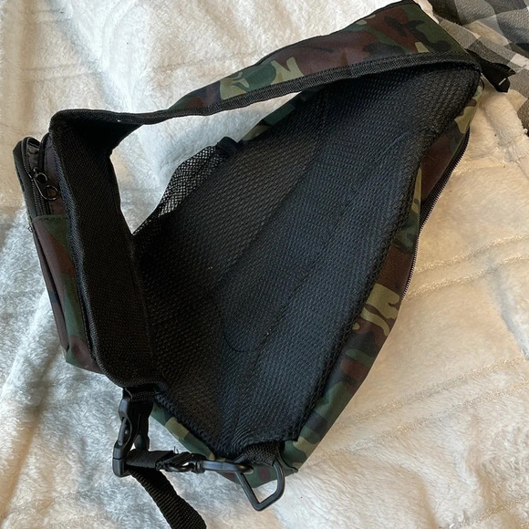 NWOT Camo mini sling crossbody bag with drink and phone carrier - Picture 8 of 8